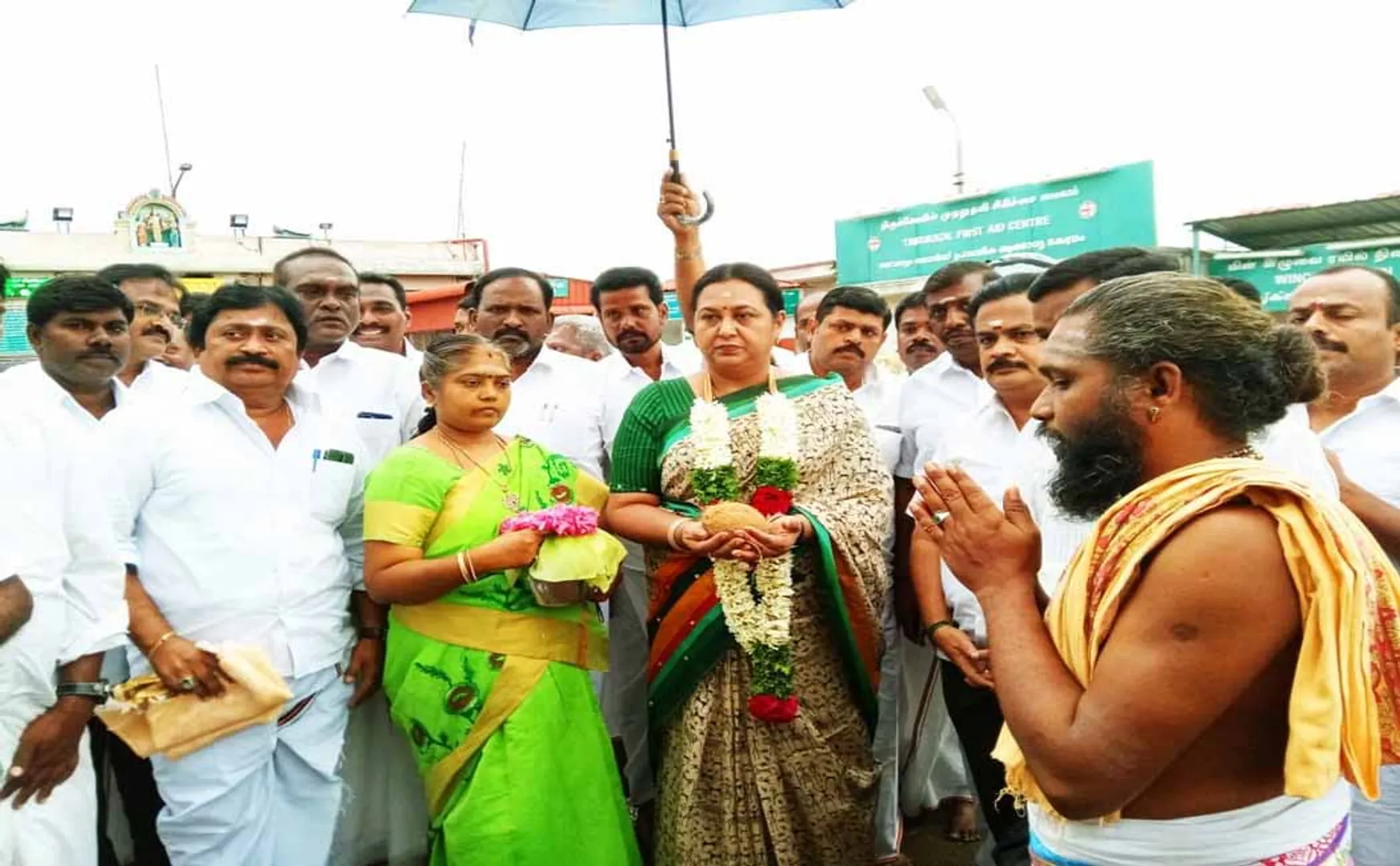 dmdk premalalatha vijayakanth visit palani temple 
